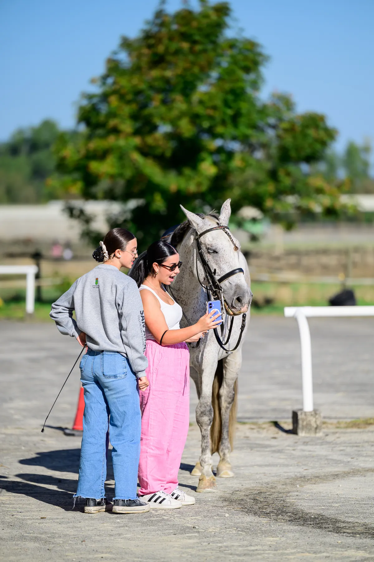 Compañeras junto a un poni en una jornada de concurso