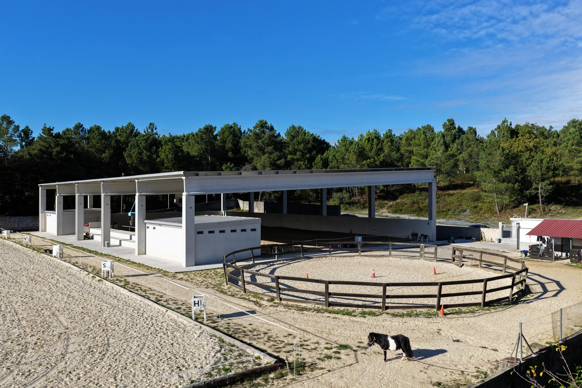 Pista cubierta y picadero redondo de San Amaro